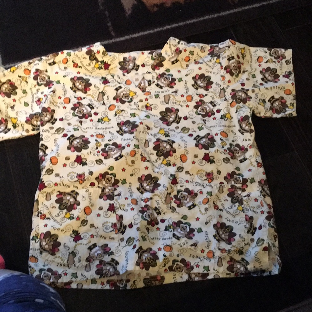 UA Scrubs medium top